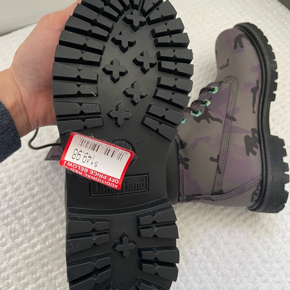 New Timberland 6" Iridescent Premium
Waterproof Black Camouflage Boots Size 6 - Picture 7 of 8